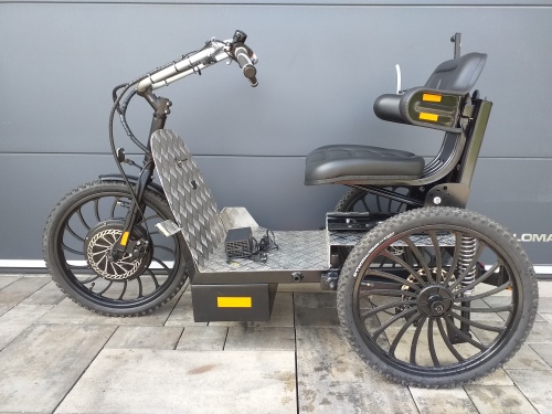 Invalidní speciální snížená elektrická tříkolka s 20Ah baterií a stavitelným sedadlem