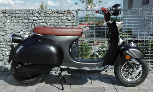 Elektrický motocykl / skútr - Sakura, matný černý, 2000 W, 2×20 Ah, již včetně SPZ