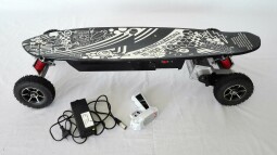 Elektrický longboard FLASH RIDER 700 W, černobílý, baterie olověná 9 Ah