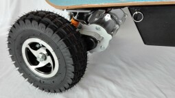 Elektrický longboard FLASH RIDER 3200 W 4×4, baterie olověná 14 Ah, LED světla