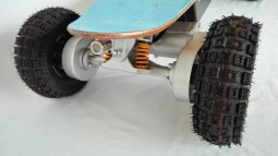 Elektrický longboard FLASH RIDER 3200 W 4×4, baterie olověná 14 Ah, LED světla