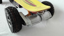 Elektrický longboard FLASH RIDER 3200 W 4×4, baterie olověná 14 Ah, LED světla