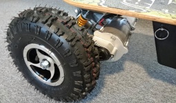 Elektrický longboard FLASH RIDER 2600 W 4×4 s terénními koly
