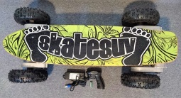 Elektrický longboard FLASH RIDER 2600 W 4×4 s terénními koly