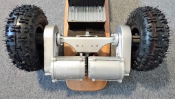 Elektrický longboard FLASH RIDER 2600 W 4×4 s terénními koly