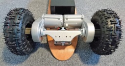 Elektrický longboard FLASH RIDER 2600 W 4×4 s terénními koly
