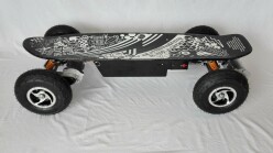 Elektrický longboard FLASH RIDER 3200 W 4×4, baterie olověná 14 Ah, LED světla
