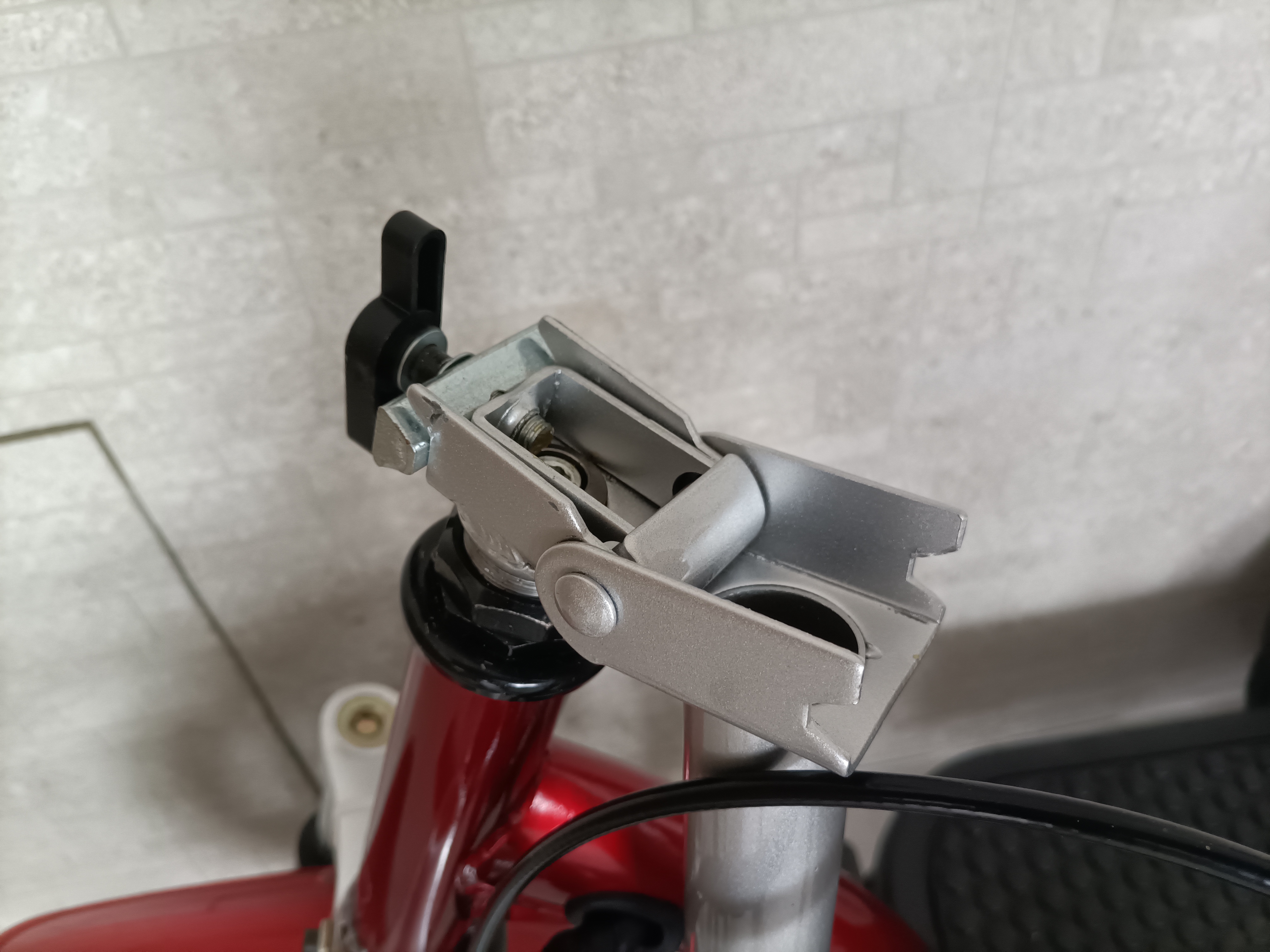 Detail upínacího mechanismu skládání řídítek elektrické tříkolky CY5