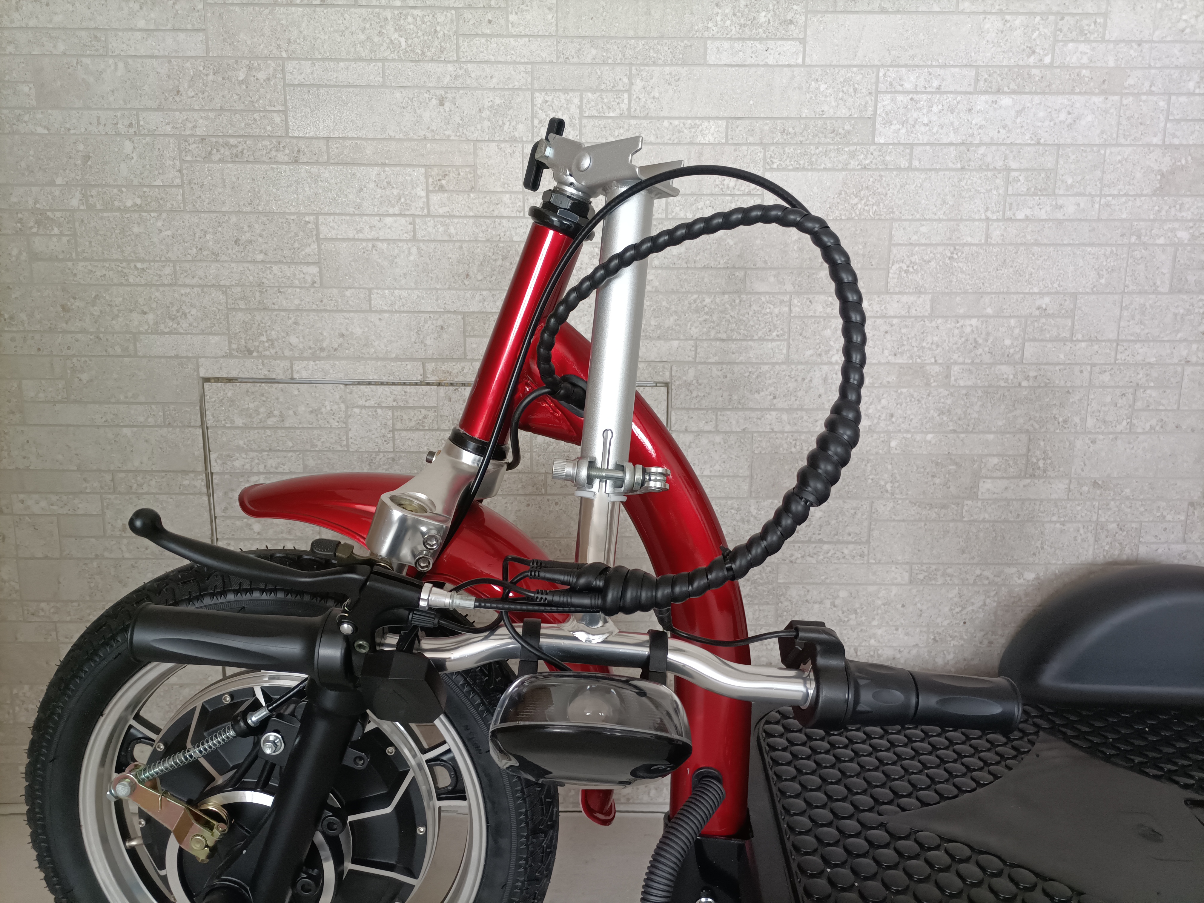 Složená elektrická tříkolka CY5 v detailu řídítek