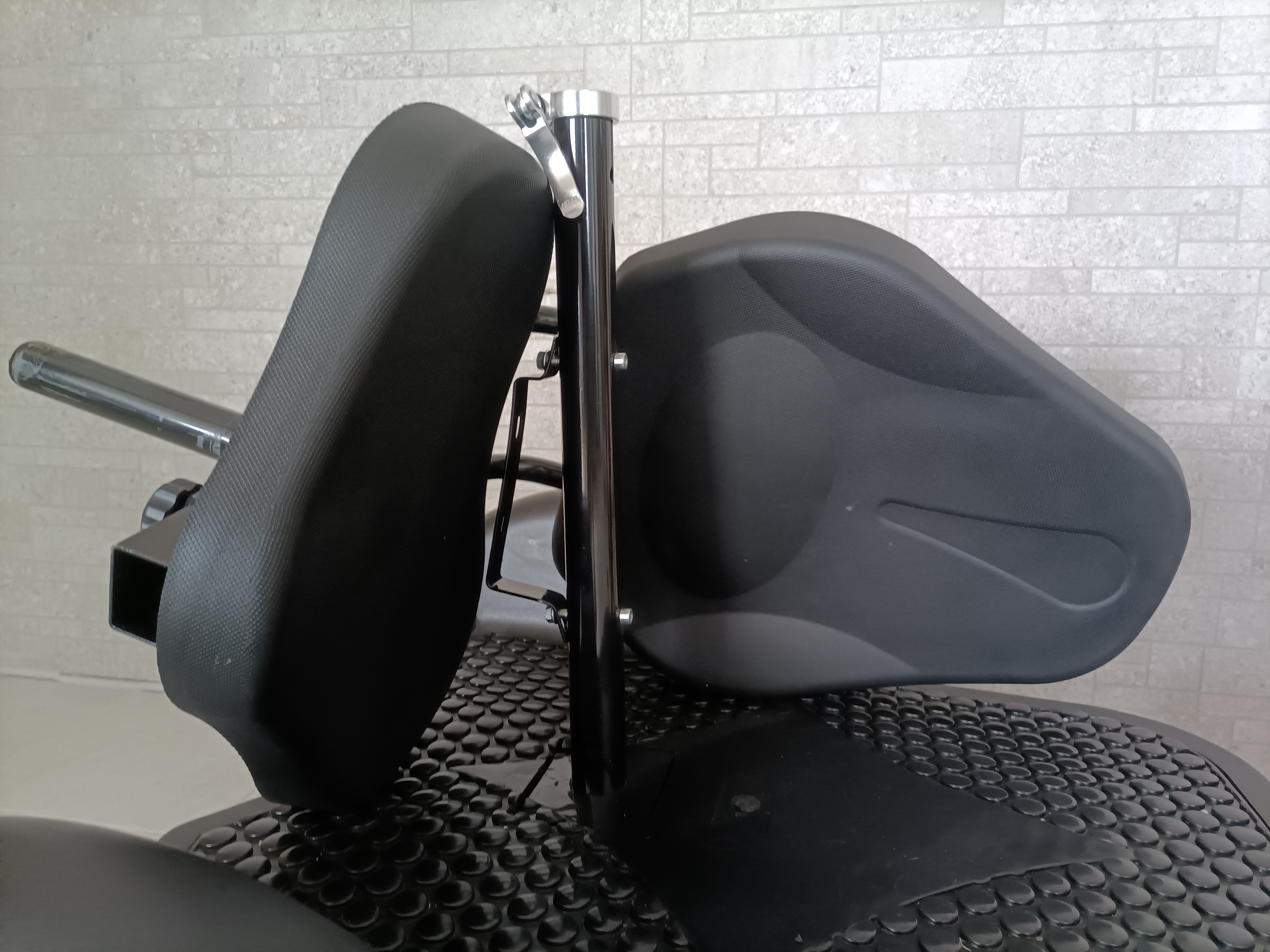 Detail rychloupínacího šroubu pod sedlem elektrické tříkolky CY5